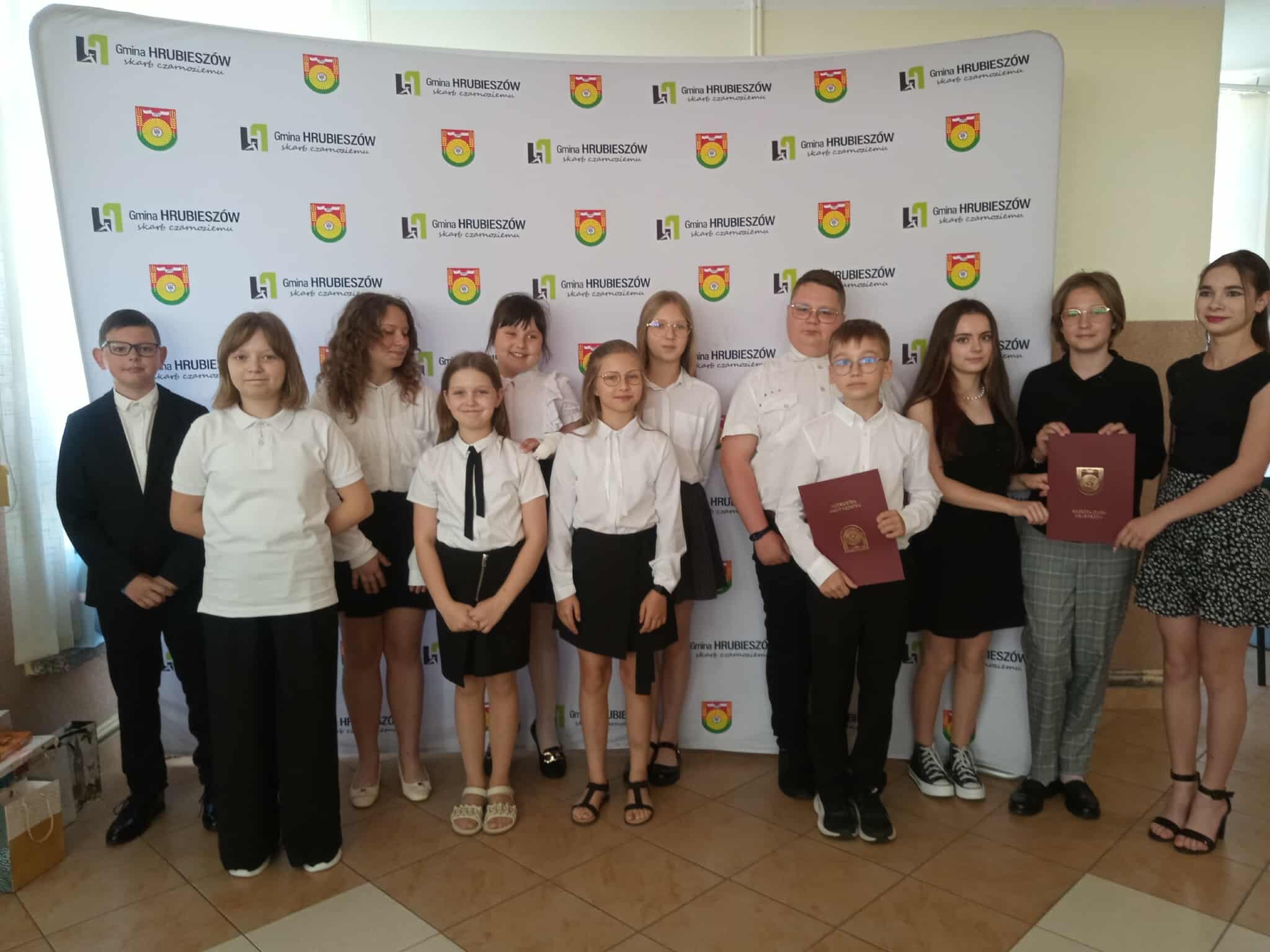 Zdjęcie grupowe uczniów wyróżnionych przez Wójta Gminy Hrubieszow.jpg#joomlaImage://local-images/007-MIENIANY/ZDJECIA/g-zakonczenie/zdjecie grupowe uczniów wyróżnionych przez Wójta Gminy Hrubieszów.